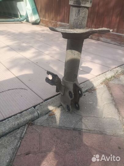 Амортизационная стойка передняя левая