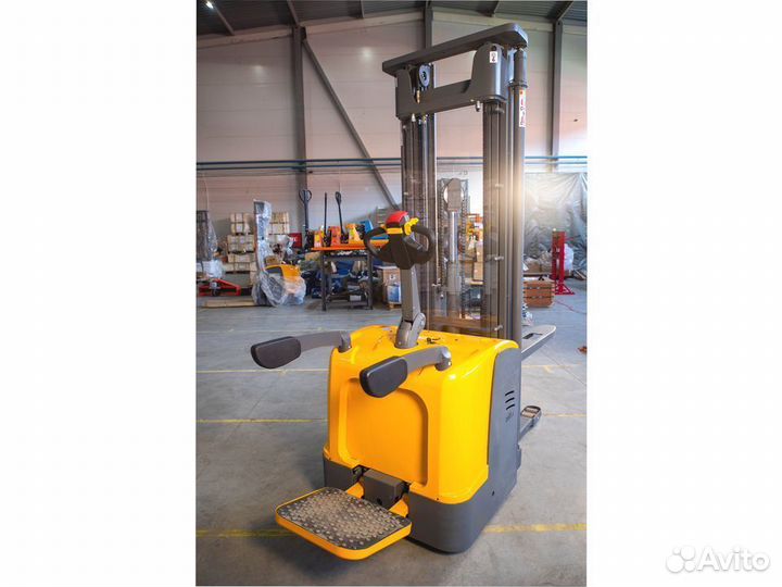 Штабелёр с площадкой