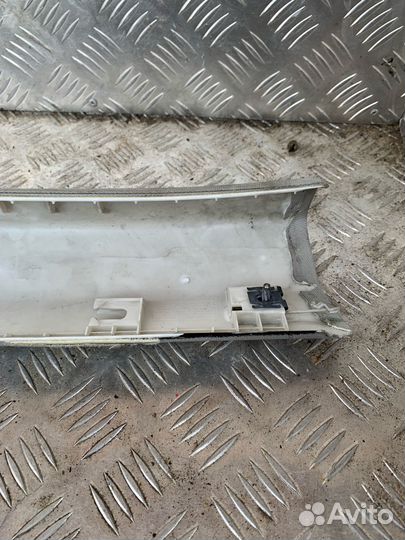 Накладка на стойку лобового стекла 1K5 868 490