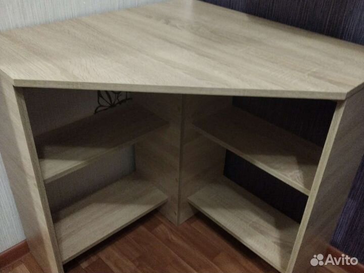 Угловой письменный стол с полками