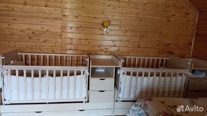 Детская кроватка с маятником