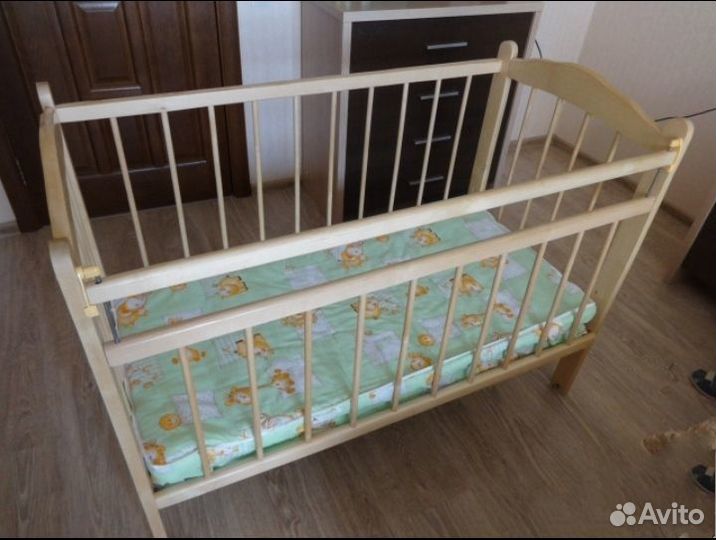 Кроватка с поперечным маятником и матрасом