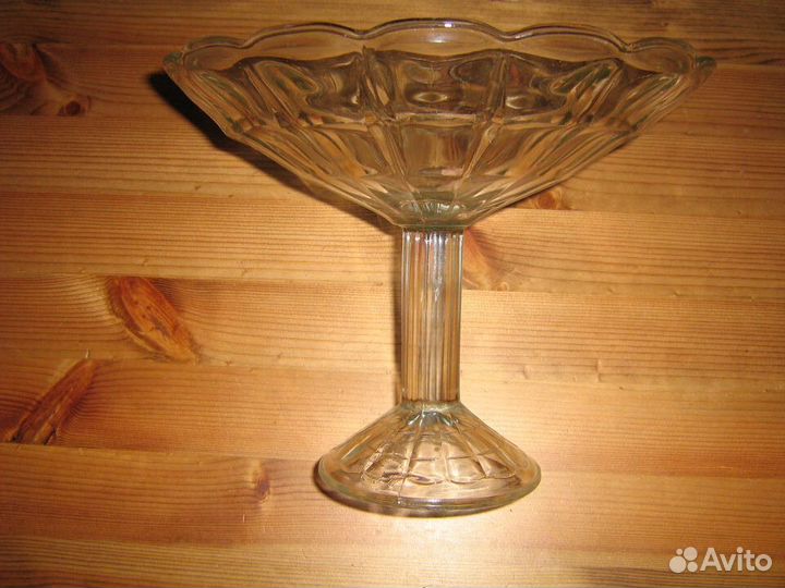 Ваза на ножке. стекло. Клеймо 
