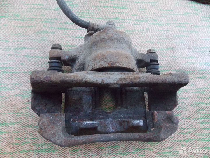 Суппорт передний правый левый Auris Тойота Аурис