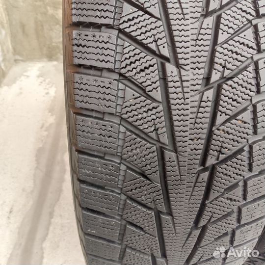 Hankook Winter I'Cept iZ 2 W616 215/65 R16 102T