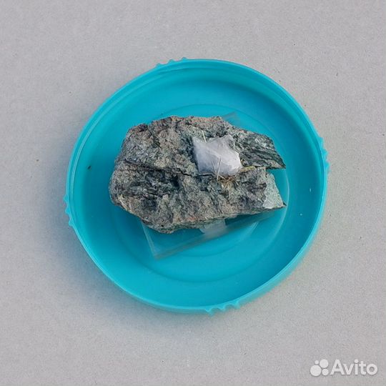 Миллерит, размер образца 6.5х4х3 см