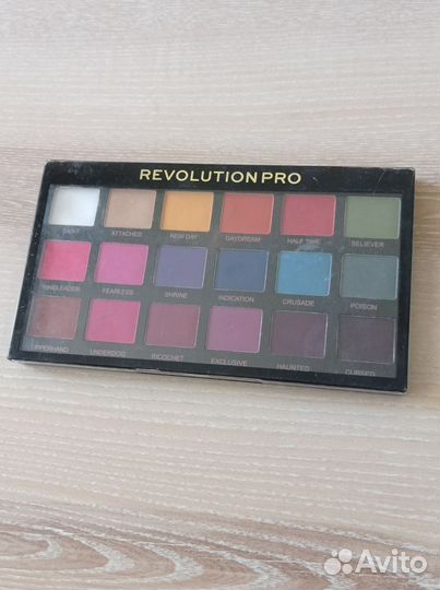 Палетка теней revolution PRO