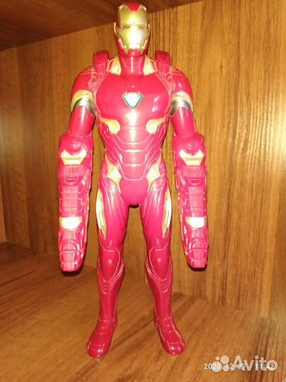 Железный человек в усиленной броне