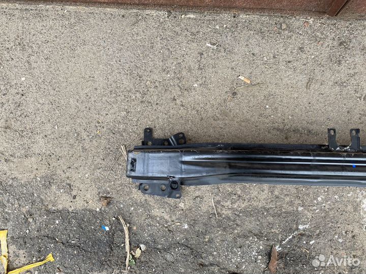 Усилитель переднего бампера Volkswagen Jetta 5