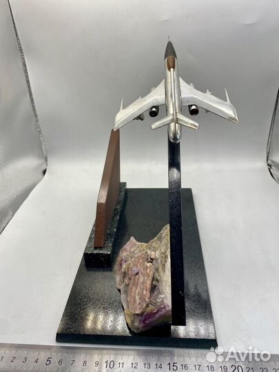 Скульптура из камня 18 съезд ВЛКСМ, самолет