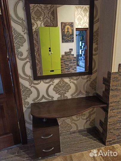 Столик с зеркалом