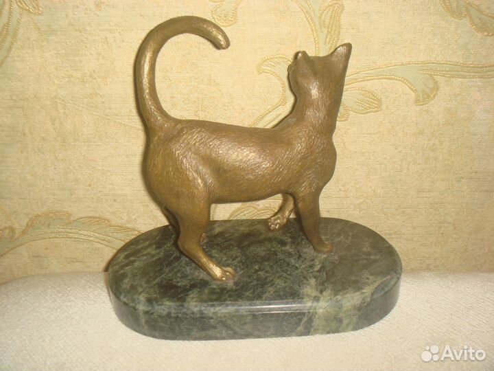 Сфинкс - кошка. Жестяная банка