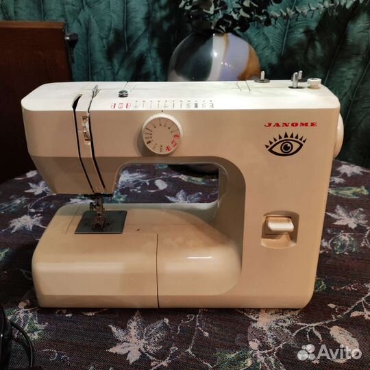 Швейная машина janome