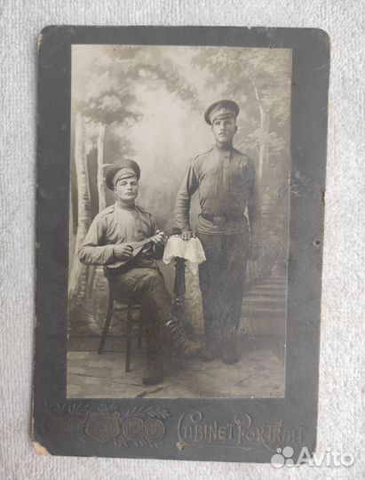 Кабинетные фото белогвардейца. С другом и семьей