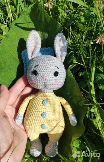 Вязаный зайка в пижаме