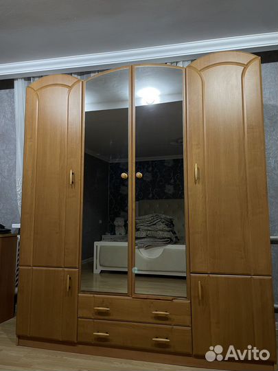 Шкаф и стол с зеркалом