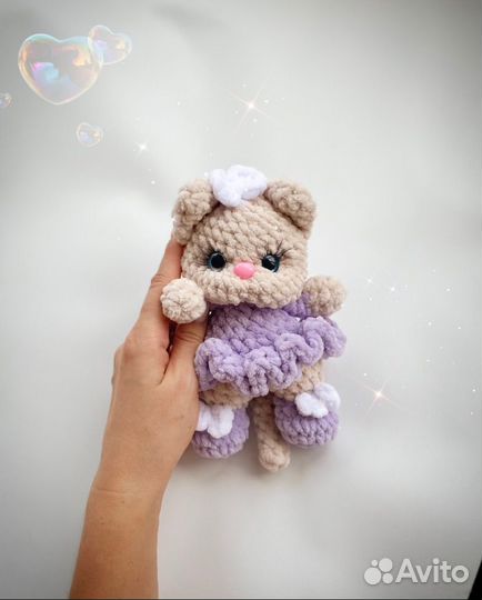 Вязаная игрушка котик зайка