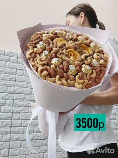 Букет с конфетами и манго