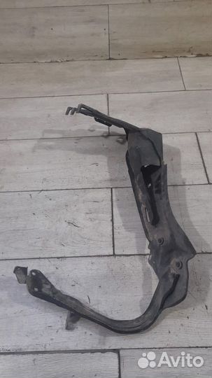 Кронштейн фары правый Mercedes W221 S-Ckass С 2005