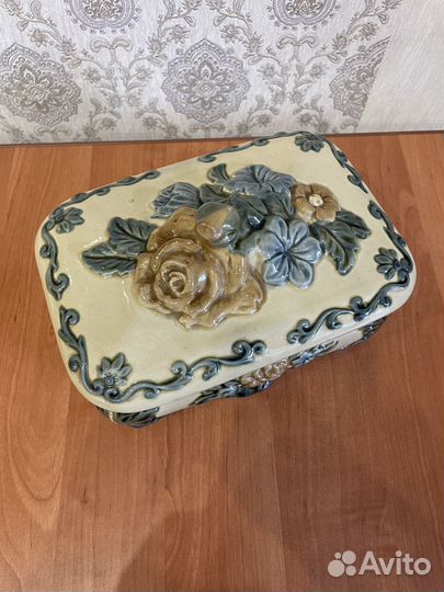 Фаянсовая шкатулка Цветы