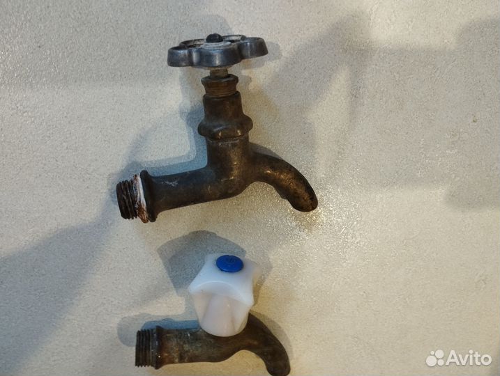 Старинный водопроводный кран