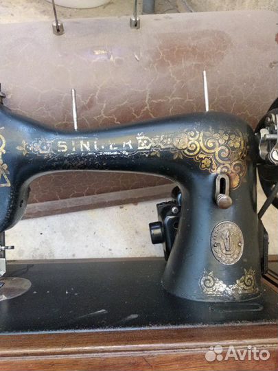 Старинная швейная машина сингер