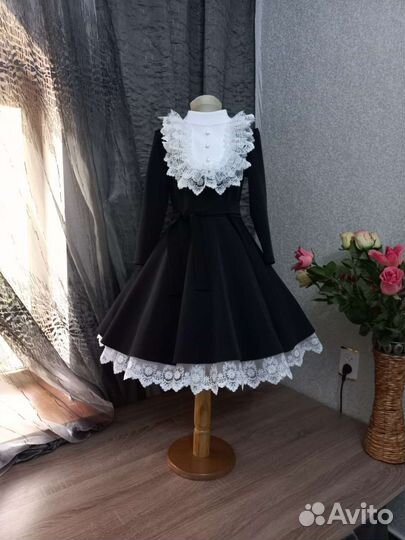 Школьное платье с жабо