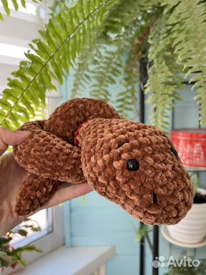 Мягкая вязаная змейка