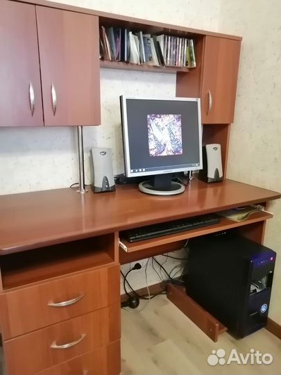 Компьютер и стол