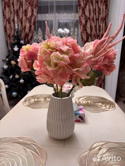 Красивая ваза с цветами