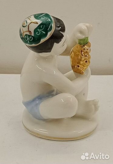 Статуэтка Мальчик с виноградом лфз (028114)