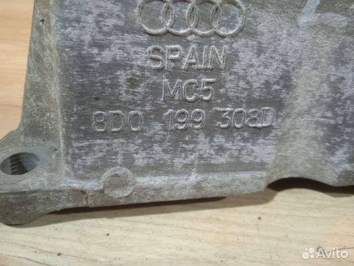 Кронштейн двигателя правый Audi A6 C5 3.0