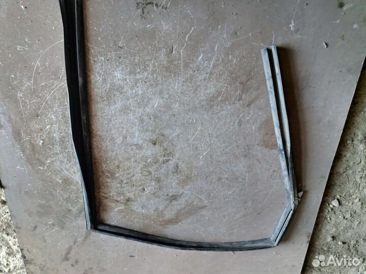 Уплотнитель стекла двери задний Nissan Fuga