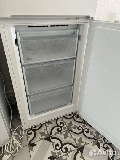 Холодильник Bosch Serie 4 KGN39VW1MR