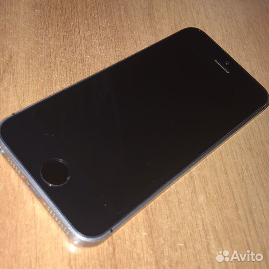 Телефон iPhone SE 16gb 2016
