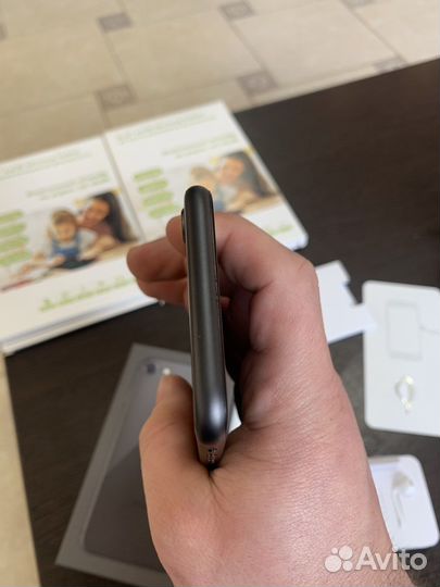 Телефон iPhone 8 -64gb