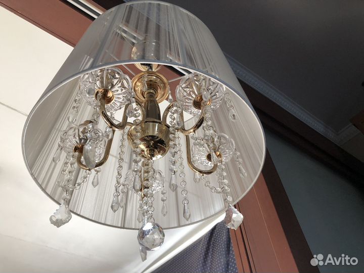 Люстра красиая с хрустальными подвесками