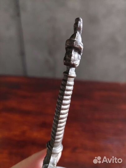 Нож для вскрытия корреспонденции