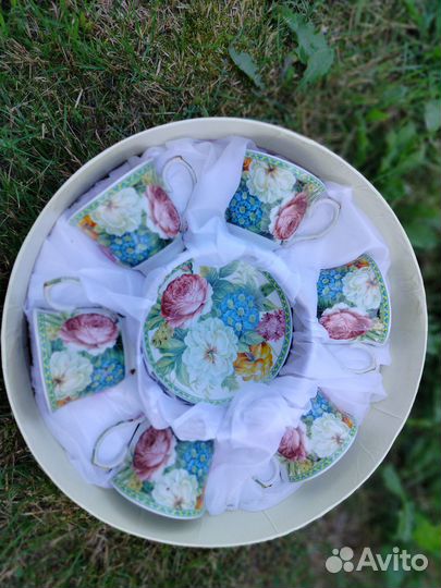 Набор чашек с блюдцами