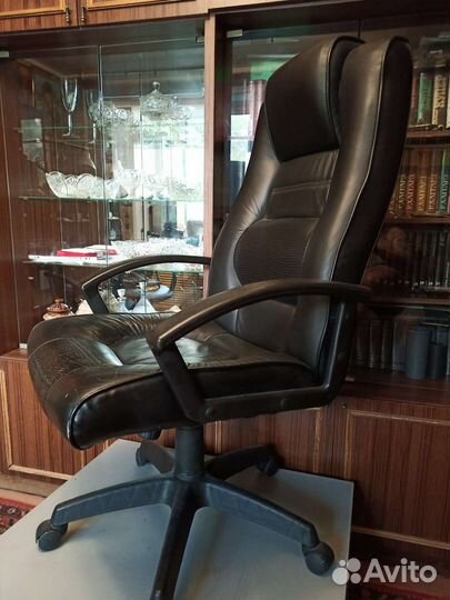 Кожанное офисное кресло руководителя