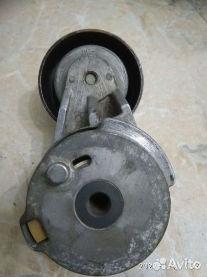 Ролик натяжной в сборе Kia Rio оригинал