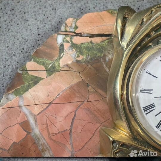 Часы из бронзы с натуральной яшмой