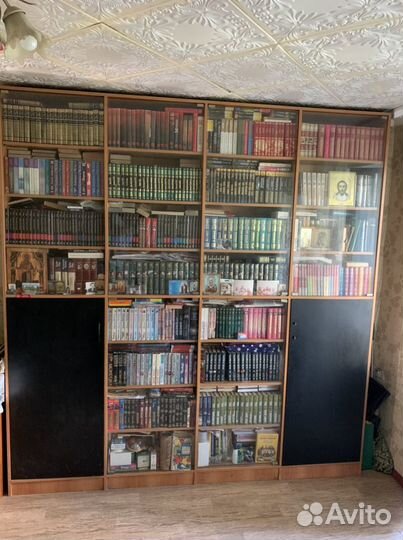 Книжный шкаф и собрания книг