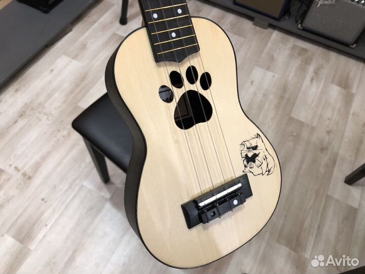 Укулеле с лапой животного новая