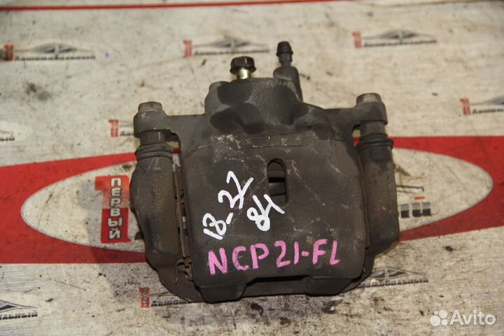 Суппорт перед лево c Toyota Funcargo NCP20 2NZ-FE