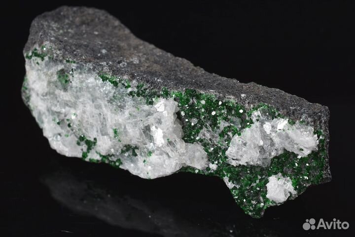 Друза кристаллов. Уваровит, кальцит. Лот №1052