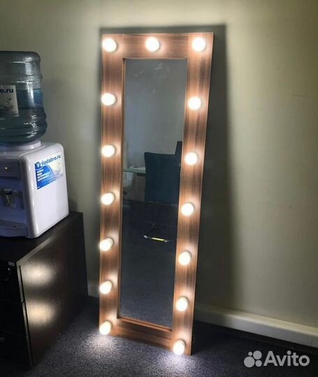 Гримерное зеркало с лампочками