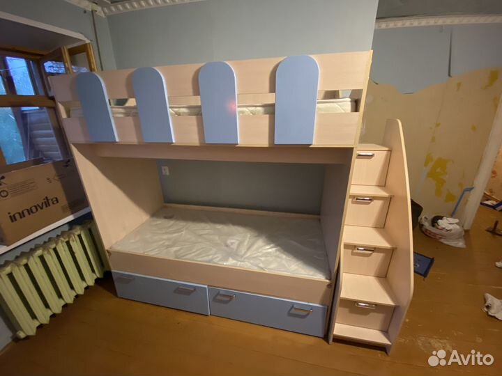 Двухъярусная кровать с матрасами