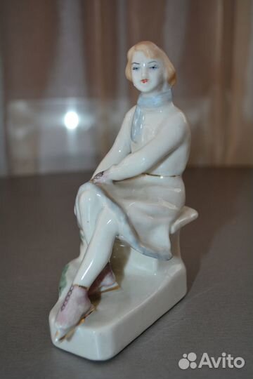 Фарфоровая статуэтка 