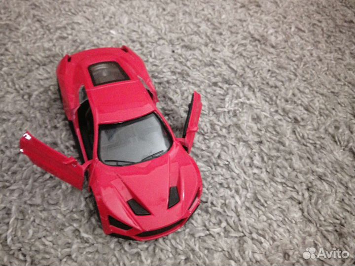Машинка красная